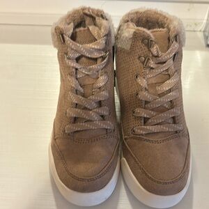 Super cute like new. Roxy brand brown tan women’s lace up boots size6.5